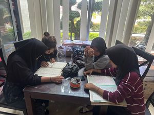 5 Pelaku Bully Tendang-Ancam Bunuh Remaja Gresik Disanksi Baca Al-Quran 5 Pelaku Bully Tendang-Ancam Bunuh Remaja Gresik Disanksi Baca Al-Quran