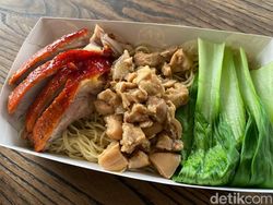 Peking Duck Lovers: Bakmi Topping Bebek Peking yang Garing Empuk