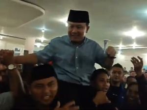 Paslon Dian-Tuti Klaim Menang Pilkada Kuningan Paslon Dian-Tuti Klaim Menang Pilkada Kuningan
