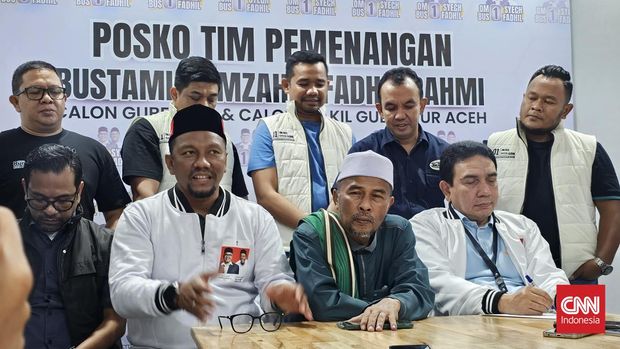 Tim pemenangan nomor urut 1 Bustami Hamzah - Fadhil Rahmi saat bertemu pers mengenai hasil sementara pilkada 2024 di Aceh. (CNN Indonesia/Dani Randi)