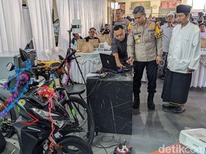 Nia Riatiani Bahagia Dapat Motor dari Polres Trenggalek Usai Nyoblos Nia Riatiani Bahagia Dapat Motor dari Polres Trenggalek Usai Nyoblos