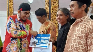 Seniman dan Budayawan di Sumenep Dapat Penghargaan dari Achmad Fauzi