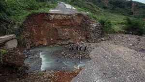 Penampakan Akses Jalan Terputus Akibat Longsor di Hambalang Bogor