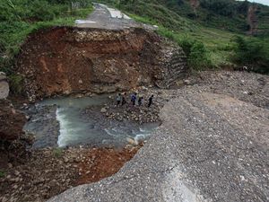 Penampakan Akses Jalan Terputus Akibat Longsor di Hambalang Bogor