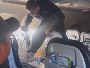 Penumpang Tantrum, Tendang Kursi Pesawat hingga Rebahan
