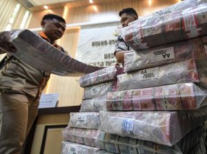 Ini Tumpukan Uang Barang Bukti Kasus Korupsi LRT di Palembang Ini Tumpukan Uang Barang Bukti Kasus Korupsi LRT di Palembang
