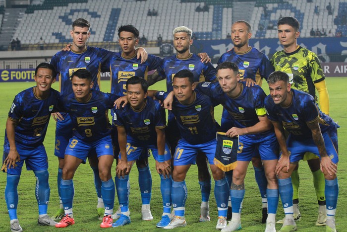 BANDUNG, WEST JAVA, INDONESIA - 2024/10/24: Persib Bandung line up during the AFC Champions League Two football match between Lion City Sailors FC and Persib Bandung FC at Si Jalak Harupat Stadium. Final score: Lion City Sailors 1 : 1 Persib Bandung. (Photo by Algi Febri Sugita/SOPA Images/LightRocket via Getty Images)