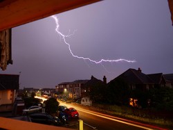 10 Cara Menghindari Sambaran Petir saat di Luar Ruangan