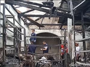 Bengkel-Konter HP Terbakar di Palembang, 3 Orang Dilaporkan Tewas Bengkel-Konter HP Terbakar di Palembang, 3 Orang Dilaporkan Tewas