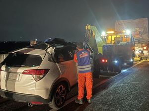 Laka Maut HR-V Tabrak Tronton di Tol Krian-Bunder, 2 Wanita-1 Anak Tewas