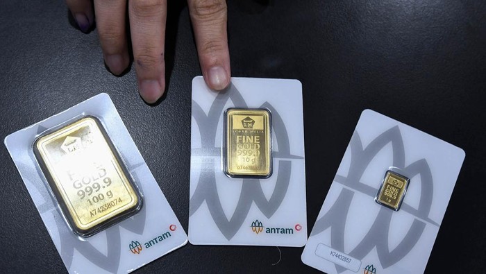 Pekerja berbincang emas yang dijual di Butik Emas Logam Mulia PT. Aneka Tambang (Antam) di Pulogadung, Jakarta Timur, Kamis (28/11/2024). Harga emas keluaran Antam mengalami peningkatan sebesar Rp9.000 per gram dari Rp1.504.00 per gram menjadi Rp1.513.000 per gram. ANTARA FOTO/ Fakhri Hermansyah/YU