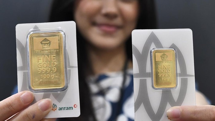 Potret Butik Antam Saat Harga Emas Naik Pekerja memamerkan emas yang dijual di Butik Emas Logam Mulia PT. Aneka Tambang (Antam) di Pulogadung, Jakarta Timur, Kamis (28/11/2024). Harga emas keluaran Antam mengalami peningkatan sebesar Rp9.000 per gram dari Rp1.504.00 per gram menjadi Rp1.513.000 per gram. ANTARA FOTO/ Fakhri Hermansyah/YU