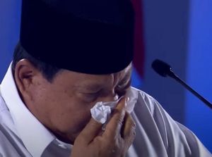 Tangis Prabowo Usai Umumkan Kenaikan Gaji Guru di RI