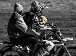 Naik Motor Flat Tracker, Rossi Bonceng Tiga Pacar dan Anaknya