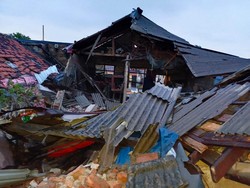 Rumah Warga di Bogor Ambruk, Ruko di Sampingnya Ikut Hancur