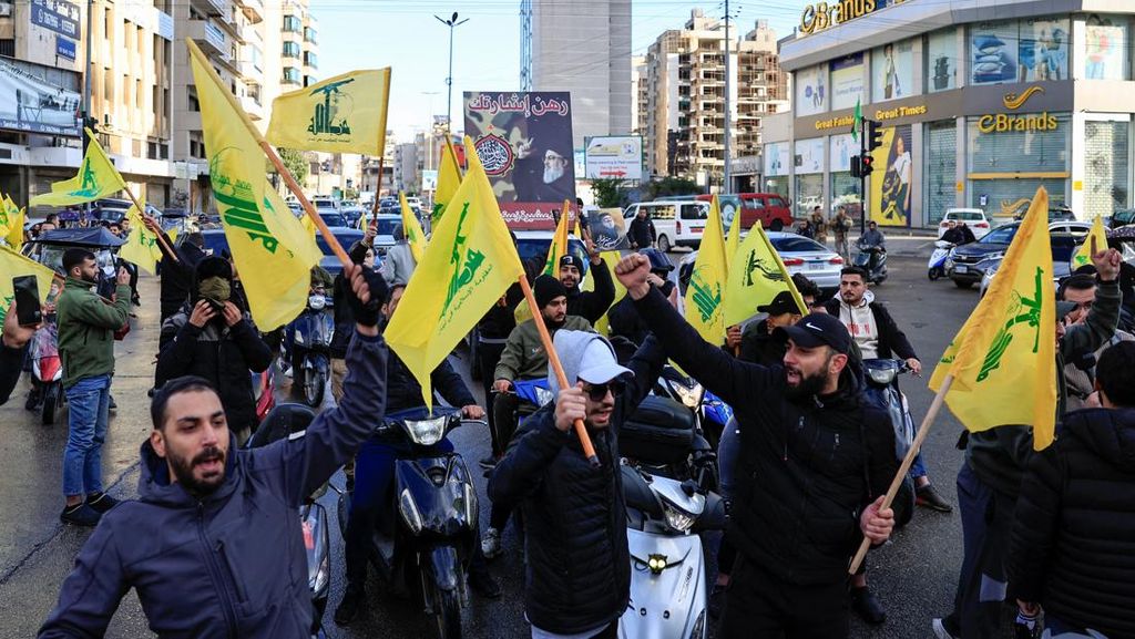 Simpatisan Hizbullah Rayakan Gencatan Senjata dengan Israel Simpatisan Hizbullah Rayakan Gencatan Senjata dengan Israel