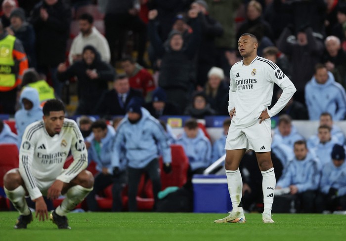 Soccer Football - Champions League - Liverpool v Real Madrid - Anfield, Liverpool, Britain - November 27, 2024  Real Madrids Jude Bellingham and Kylian Mbappe look dejected after the match Action Images via Reuters/Lee Smith