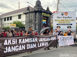 Massa Gelar Aksi di Polda Jateng, Teatrikal Polisi Tembak Warga
