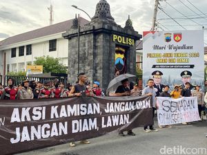 Massa Gelar Aksi di Polda Jateng, Teatrikal Polisi Tembak Warga Massa Gelar Aksi di Polda Jateng, Teatrikal Polisi Tembak Warga