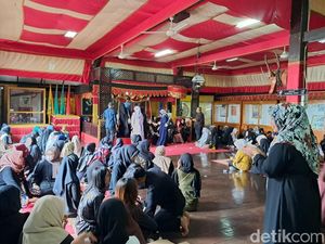 Suasana Persemayaman Raja Gowa ke-38 Andi Kumala Idjo di Istana Balla Lompoa Suasana Persemayaman Raja Gowa ke-38 Andi Kumala Idjo di Istana Balla Lompoa
