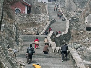 Cuaca Buruk-Angin Kencang, Wisatawan Berlindung-Rebahan di Toilet