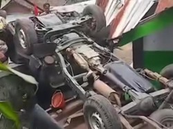 Tak Kuat Nanjak, Pikap Nyungsep Timpa Bangunan TPQ di Temanggung