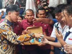 Gibran Cek Warga Terdampak Banjir di Jaktim, Bagikan Susu ke Anak-anak