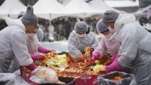 Warga Seoul Kompak Bikin 8 Ton Kimchi Jelang Musim Dingin