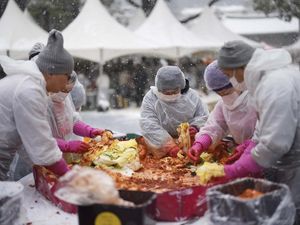 Warga Seoul Kompak Bikin 8 Ton Kimchi Jelang Musim Dingin Warga Seoul Kompak Bikin 8 Ton Kimchi Jelang Musim Dingin