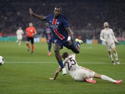 Willian Pacho menjadi jangkar di lini pertahanan PSG. Konsistensinya membuat bek berusia 23 tahun itu selalu jadi andalan. Foto: AP/Matthias Schrader