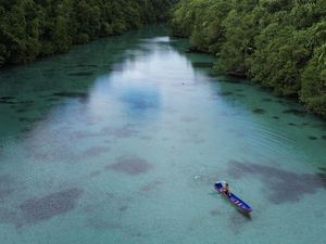 Pesona Wisata Alam Kehe Daing di Pulau Maratua
