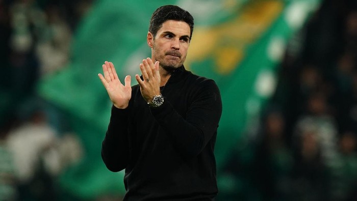 LISBON, PORTUGAL - NOVEMBER 26: Head Coach Mikel Arteta of Arsenal FC celebrates the victory at the end of the UEFA Champions League 2024/25 League Phase MD5 match between Sporting CP and Arsenal FC at Estadio Jose Alvalade on November 26, 2024 in Lisbon, Portugal.  (Photo by Gualter Fatia/Getty Images)