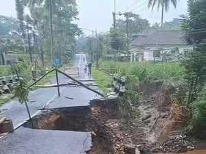 Banjir Malang Selatan Sebabkan 3 Titik Jalan dan Jembatan Rusak Banjir Malang Selatan Sebabkan 3 Titik Jalan dan Jembatan Rusak