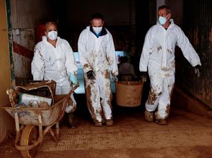 Aksi Bersih-bersih Sebulan Setelah Banjir Bandang Valencia