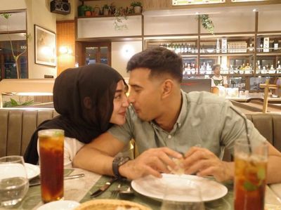 Romantis! Ali Syakieb, Calon Wakil Bupati Kab Bandung Dinner Bareng Istri
