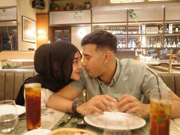 Romantis! Ali Syakieb, Calon Wakil Bupati Kab Bandung Dinner Bareng Istri