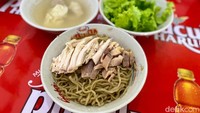 Gurihnya Nendang! Bakmi Acang Topping Ayam Kampung di Jakbar