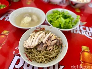 Gurihnya Nendang! Bakmi Acang Topping Ayam Kampung di Jakbar Gurihnya Nendang! Bakmi Acang Topping Ayam Kampung di Jakbar