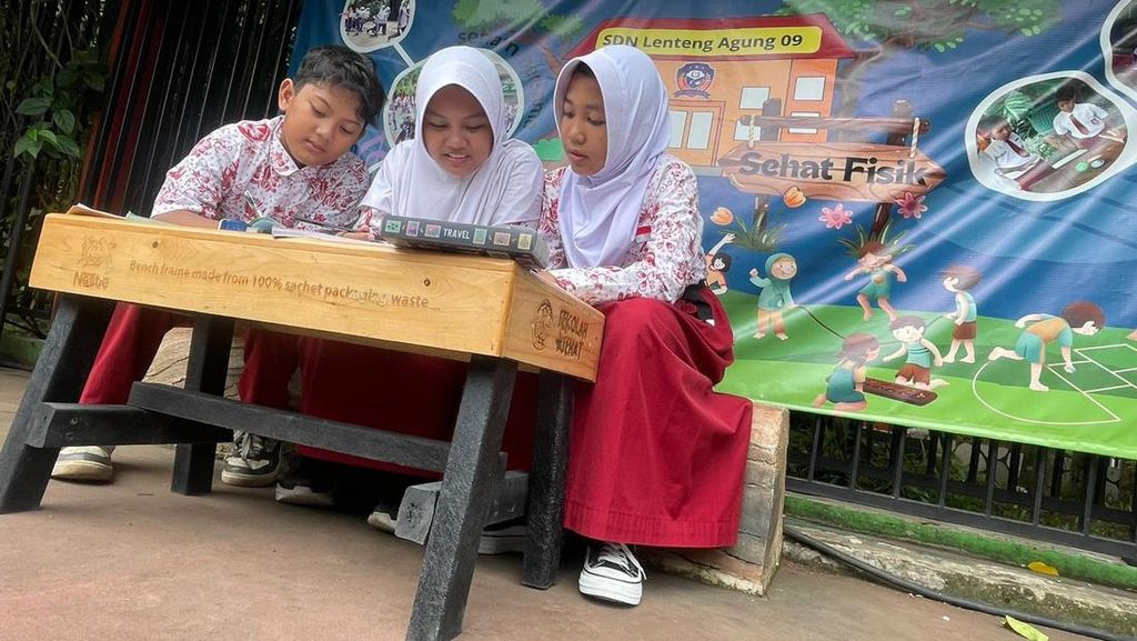 Bangku Daur Ulang Dukung Pendidikan dan Kurangi Sampah Plastik Bangku Daur Ulang Dukung Pendidikan dan Kurangi Sampah Plastik