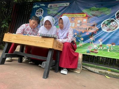 Bangku Daur Ulang Dukung Pendidikan dan Kurangi Sampah Plastik