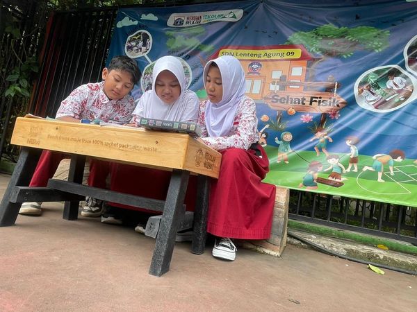 Bangku Daur Ulang Dukung Pendidikan dan Kurangi Sampah Plastik
