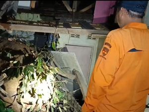 Kesaksian Dedi Saat Longsoran Batu Besar Hantam Rumahnya Kesaksian Dedi Saat Longsoran Batu Besar Hantam Rumahnya