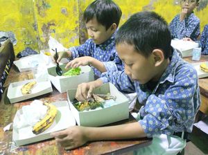 Biaya Makan Bergizi Gratis Prabowo Kini Turun Jadi Rp 10.000/Porsi Biaya Makan Bergizi Gratis Prabowo Kini Turun Jadi Rp 10.000/Porsi