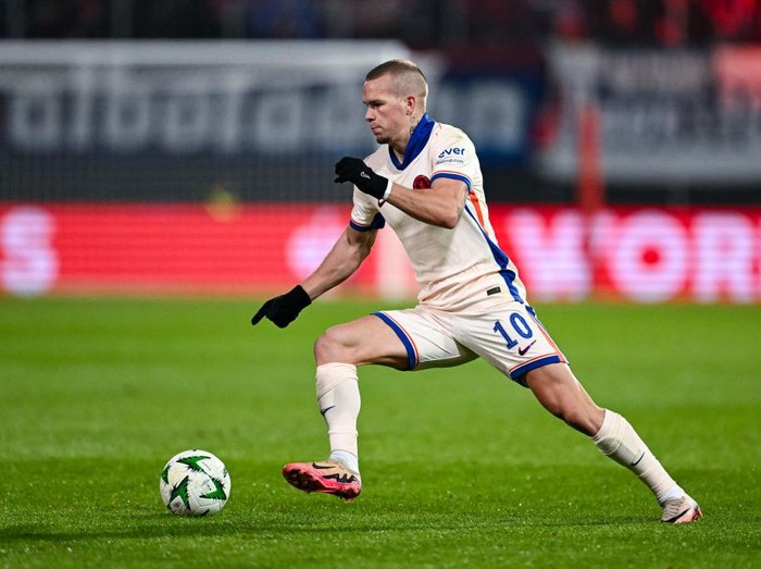 HEIDENHEIM, GERMANY - NOVEMBER 28: Mykhaylo Mudryk of Chelsea FC in action during the UEFA Conference League 2024/25 League Phase MD4 match between 1. FC Heidenheim 1846 and Chelsea FC at Voith-Arena on November 28, 2024 in Heidenheim, Germany. (Photo by Daniel Kopatsch/Getty Images)
