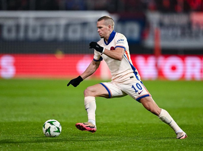 HEIDENHEIM, GERMANY - NOVEMBER 28: Mykhaylo Mudryk of Chelsea FC in action during the UEFA Conference League 2024/25 League Phase MD4 match between 1. FC Heidenheim 1846 and Chelsea FC at Voith-Arena on November 28, 2024 in Heidenheim, Germany. (Photo by Daniel Kopatsch/Getty Images)