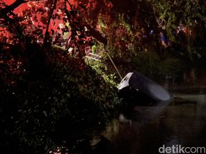 Mobil Tercebur Sungai gegara Terseret Angin Kencang Berhasil Dievakuasi Mobil Tercebur Sungai gegara Terseret Angin Kencang Berhasil Dievakuasi