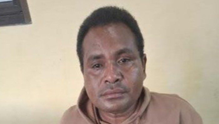 Gabriel Sengkoen (34), pelaku pembakaran terhadap kekasihnya, Mbatti Mbana, dikala diamankan di Mapolresta Kupang Kota, NTT. (Dok. Polresta Kupang Kota) Gabriel Sengkoen (34), pelaku pembakaran terhadap kekasihnya, Mbatti Mbana, dikala diamankan di Mapolresta Kupang Kota, NTT. (Dok. Polresta Kupang Kota)