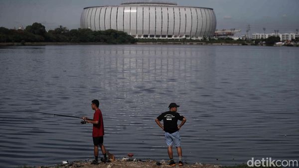 Intip Aktivitas Warga di Sekitar JIS