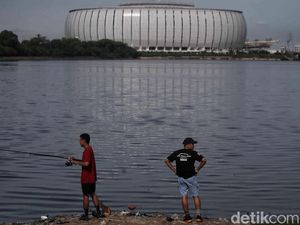 Intip Aktivitas Warga di Sekitar JIS