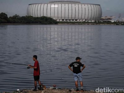 Intip Aktivitas Warga di Sekitar JIS